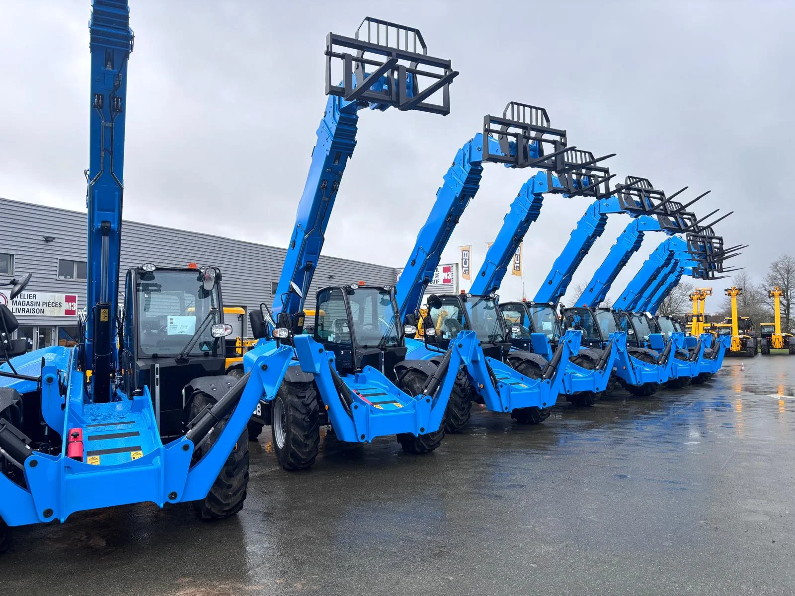 Plusieurs télescopique JCB bleu