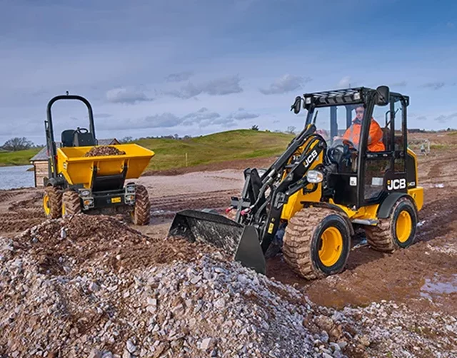 Puissante et polyvalente, découvrez la chargeuse compacte JCB 403 !