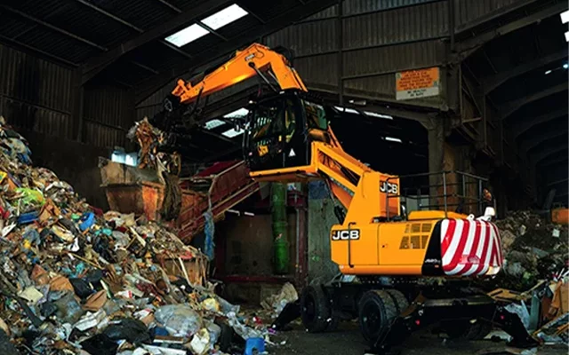La pelle sur pneus de manutention JCB JS20MH pour le recyclage