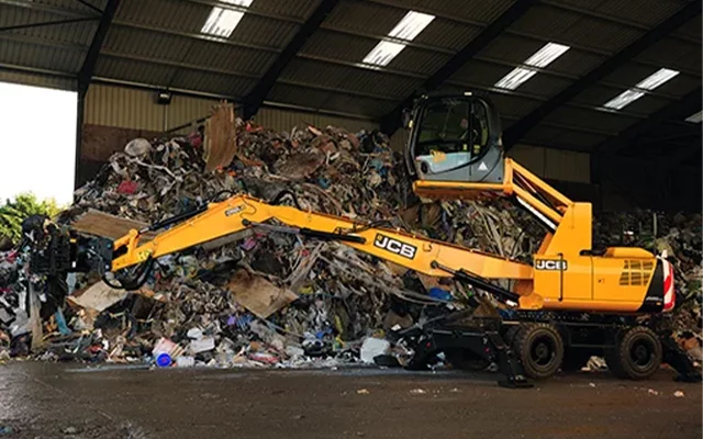 La pelle sur pneus de manutention JCB JS20MH pour le recyclage